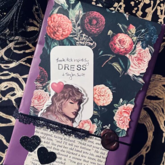 Taylor Swift Blind Date with a Book – Your Favorite Era from the Eras Tour! - Picture 3 of 8